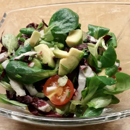 Feldsalat mit Avocado