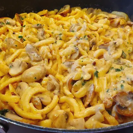 Schnelle Spätzle mit Champignon-Rahmsauce