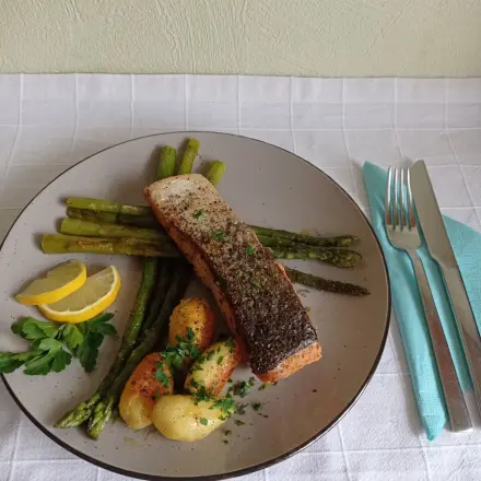 Lachs mit gebratenem Spargel