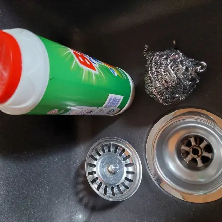 Abflusssieb mit Scheuerpulver reinigen