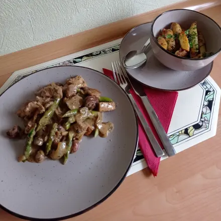 Schweinefilet-Ragout mit grünem Spargel