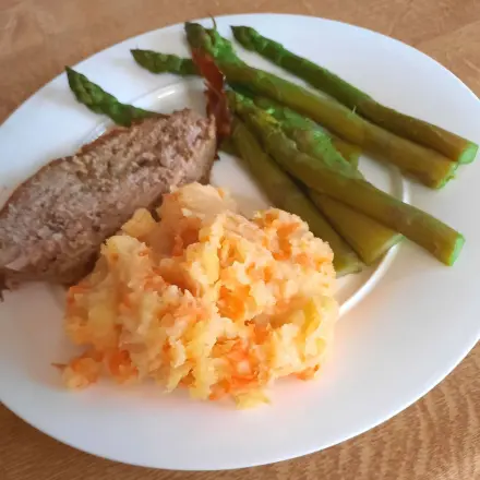 Hackbraten mit grünem Spargel und Kartoffel- Karottenstampf