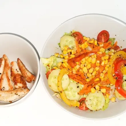 Salat mit knusprig-krossen Putenstreifen