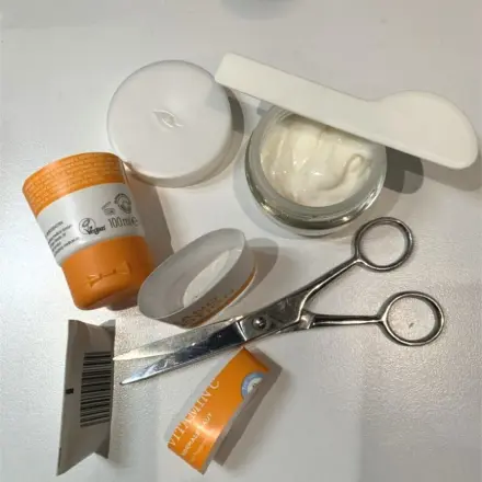 Kosmetikreste aus Plastiktuben komplett nutzen