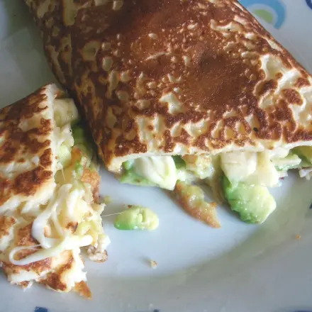 Pfannkuchen mit Avocado-Bananen-Käse Mix