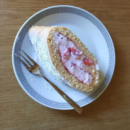 Biskuitrolle mit Erdbeeren ohne Gelatine