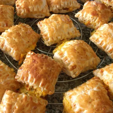 Blätterteigtaschen herzhaft gefüllt