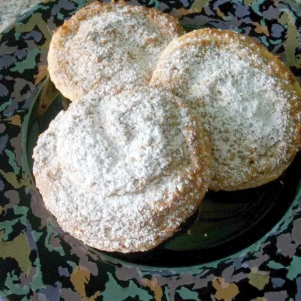 Süße Blätterteigschnecken mit Mandeln und Kokos