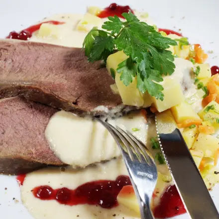 Semerrolle mit Meerrettichsoße