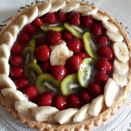 Obstkuchen mit Erdbeeren, Bananen und Kiwis