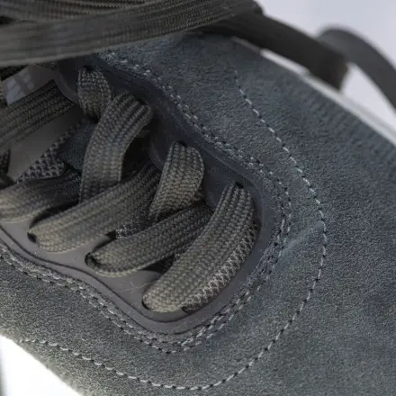 Wildlederschuhe mit einem Mikrofasertuch reinigen und aufrauen