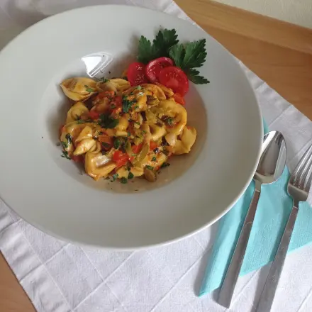 Tortelloni in scharfer Soße