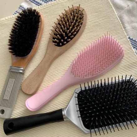Haarbürste reinigen mit Spülmittel und Backpulver