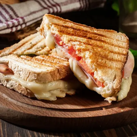 Sandwichtoast mit Wacholderschinken und Tomate
