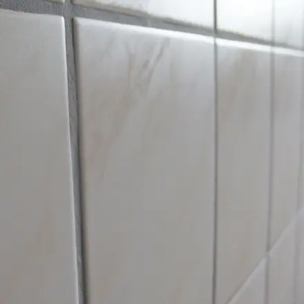 Badewanne und Fliesen glänzend mit Abperleffekt