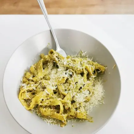 Bandnudeln mit Sahne-Pesto und Pinienkernen