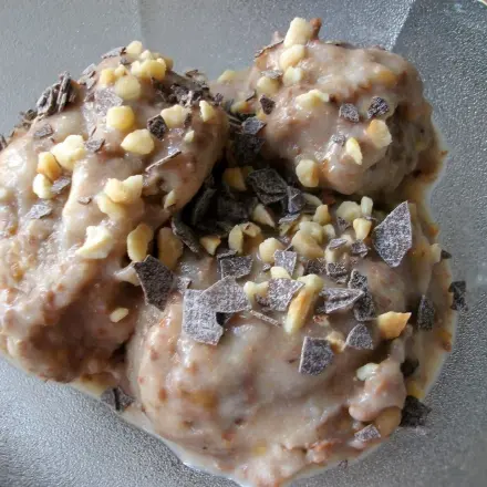 Bananeneis mit Schokolade und Haselnusskernen aus der Eismaschine