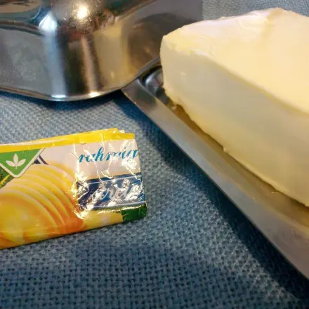 Papier von Butter wiederverwenden zum Einfetten von Blechen