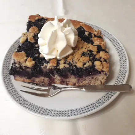 Streuselkuchen mit Heidelbeeren und Dinkelhefeteig