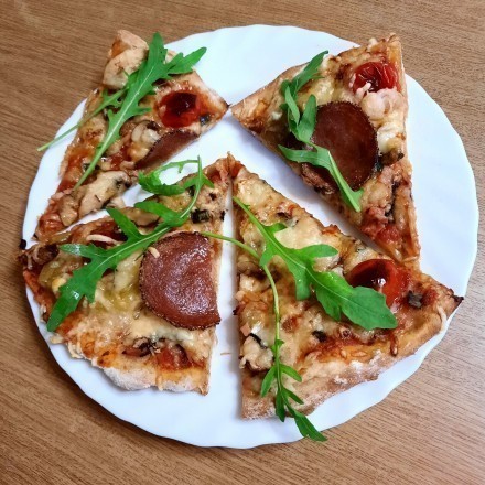 Pizza mit Champignons und Frühlingszwiebeln
