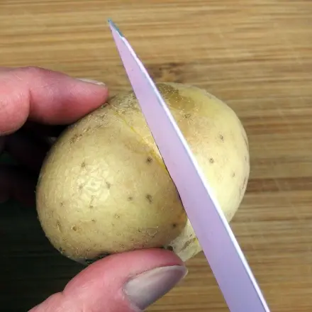 Pellkartoffeln leichter schälen - vorher einritzen