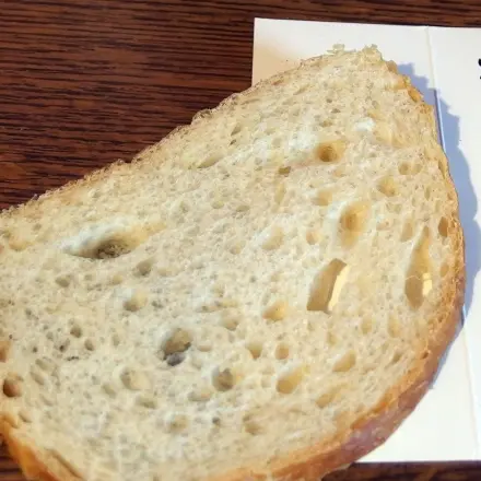 Fleckiges Papier mit Weißbrot säubern