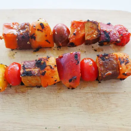 Vegane Grillspieße mit Tofu und Nektarinen