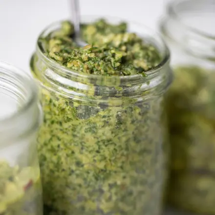 Kräuter-Hanfsamen-Pesto