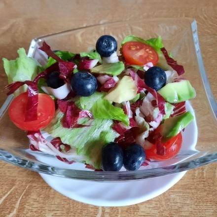 Sommerlicher Salat mit Beeren