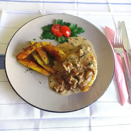 Jägerkrüstchen mit gebackenen Kartoffelspalten