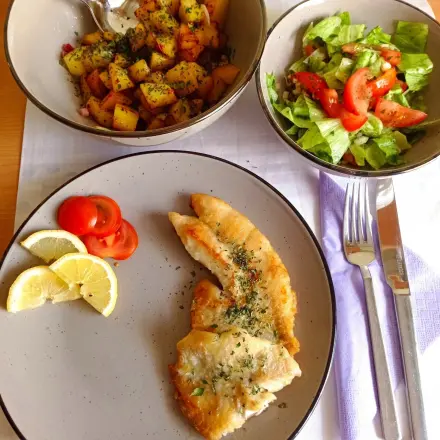 Frische Rotbarschfilets mit Röstkartoffeln und Salat