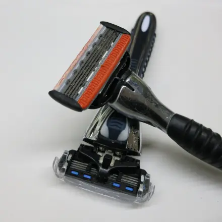 Frauenrasur: Rasierer, der lange Zeit scharf ist