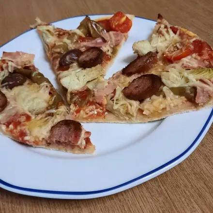Pizza mit Artischocken und Kümmelwurst