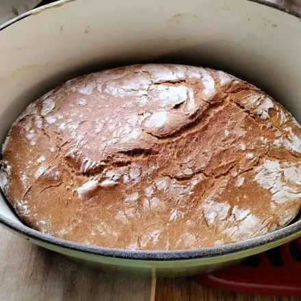 Brot mit verschiedenen Mehlsorten und Walnüssen