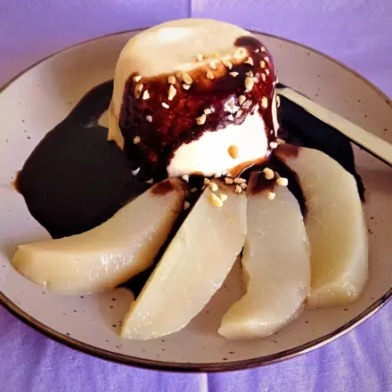 Weiße Mousse au Chocolat mit Birnen