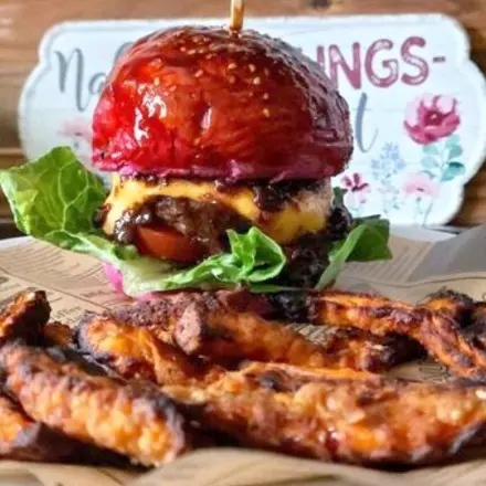 Selbstgemachte Burger mit Bacon Jam und Süßkartoffel-Pommes