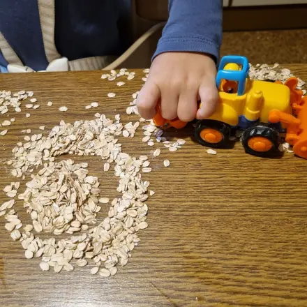 Haferflocken zum Baggern: "Sandkasten" für Kinder im Winter