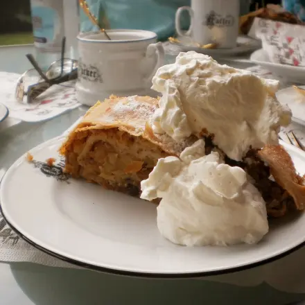 Apfelstrudel mit Rosinen und Nüssen