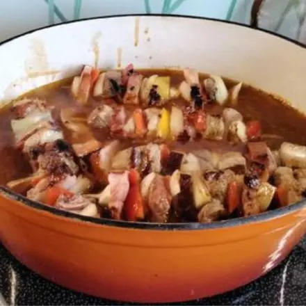 Schaschlik in pikanter Soße