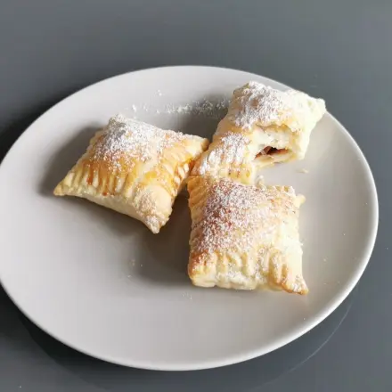 Einfache Blätterteigtaschen mit süßer Füllung