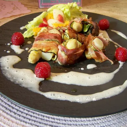 Spargelröllchen mit kleinen Salat