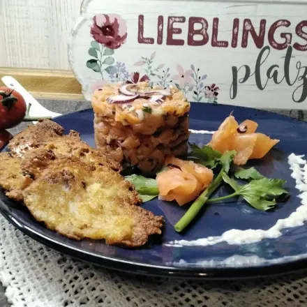Lachstatar mit Kartoffelpuffer anrichten