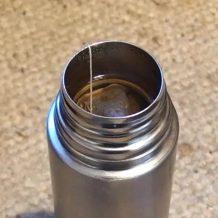 Thermoskanne reinigen mit Hagebuttentee