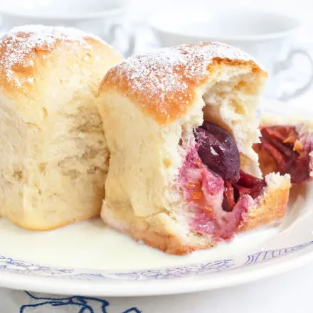 Rohrnudeln mit Zwetschgen