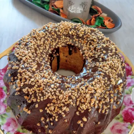Saftiger herbstlicher Gugelhupf mit Karotten, Äpfeln und Nüssen