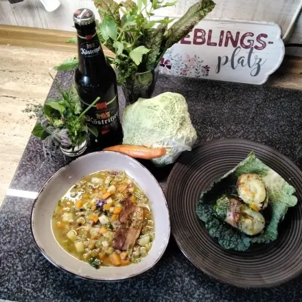 Gefüllte Wirsingrouladen zu deftiger Gemüsesuppe