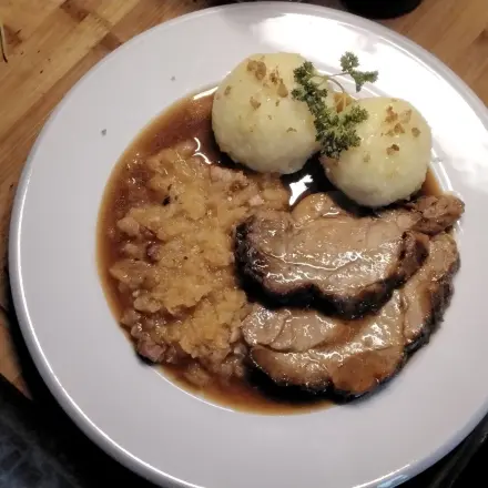 Schweinebraten in dunkler Biersoße mit Knödel und Kellerrübenkraut