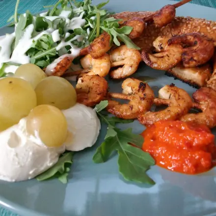 Garnelenspieße in Ricotta-Walnuss-Pesto mit Rucola