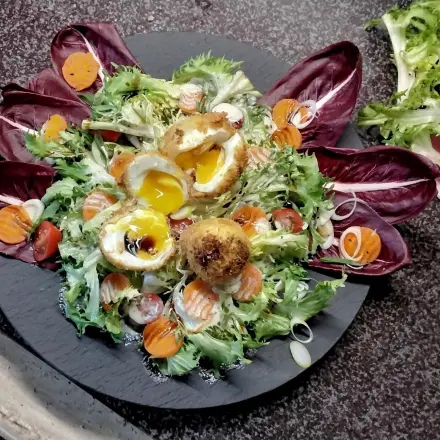 Frittiertes Ei auf frischem Salat