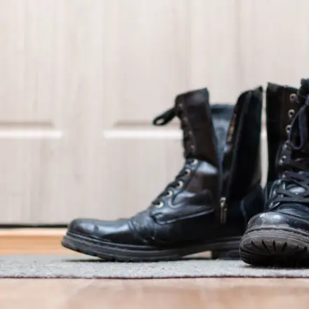 Kratzer an Schuhen mit Nagellack ausbessern